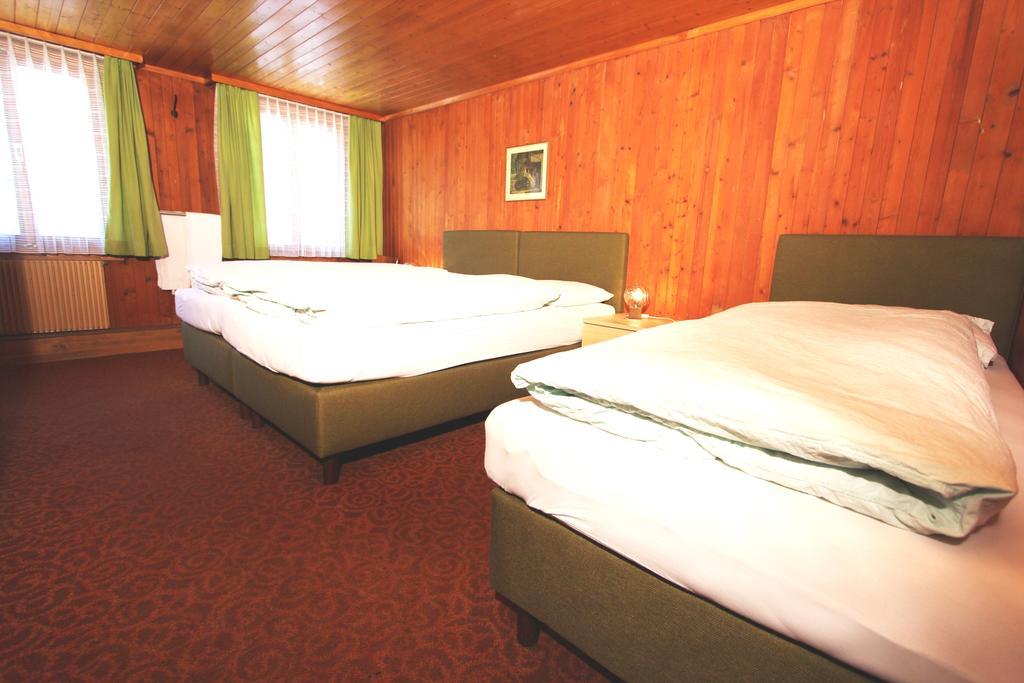Hotel-Restaurant Alpina Innertkirchen Pokoj fotografie
