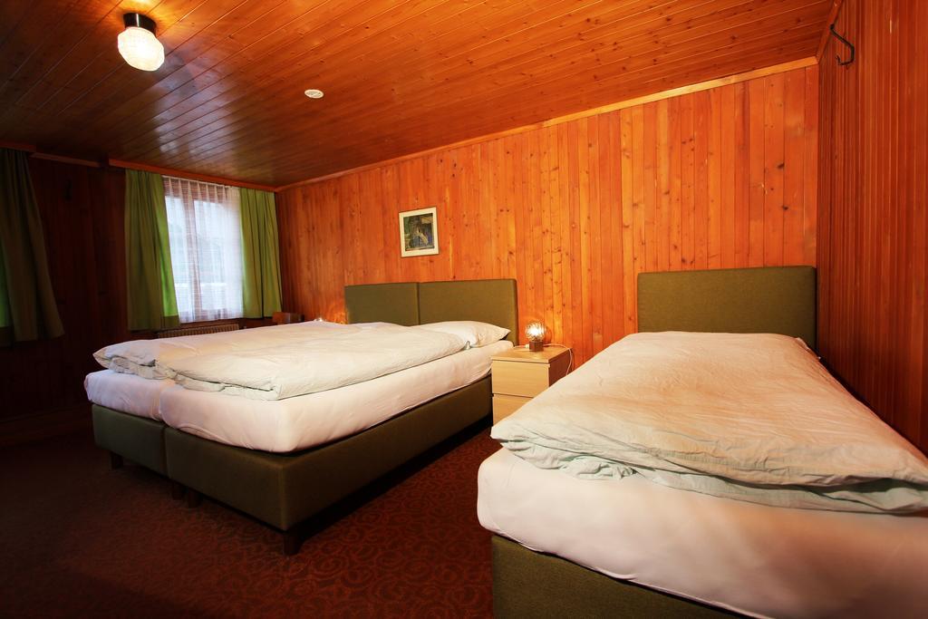 Hotel-Restaurant Alpina Innertkirchen Pokoj fotografie