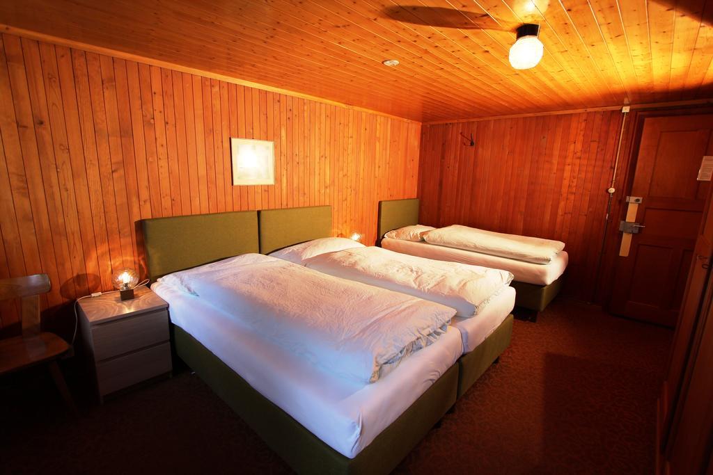 Hotel-Restaurant Alpina Innertkirchen Pokoj fotografie
