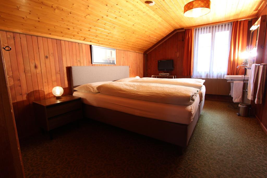 Hotel-Restaurant Alpina Innertkirchen Pokoj fotografie