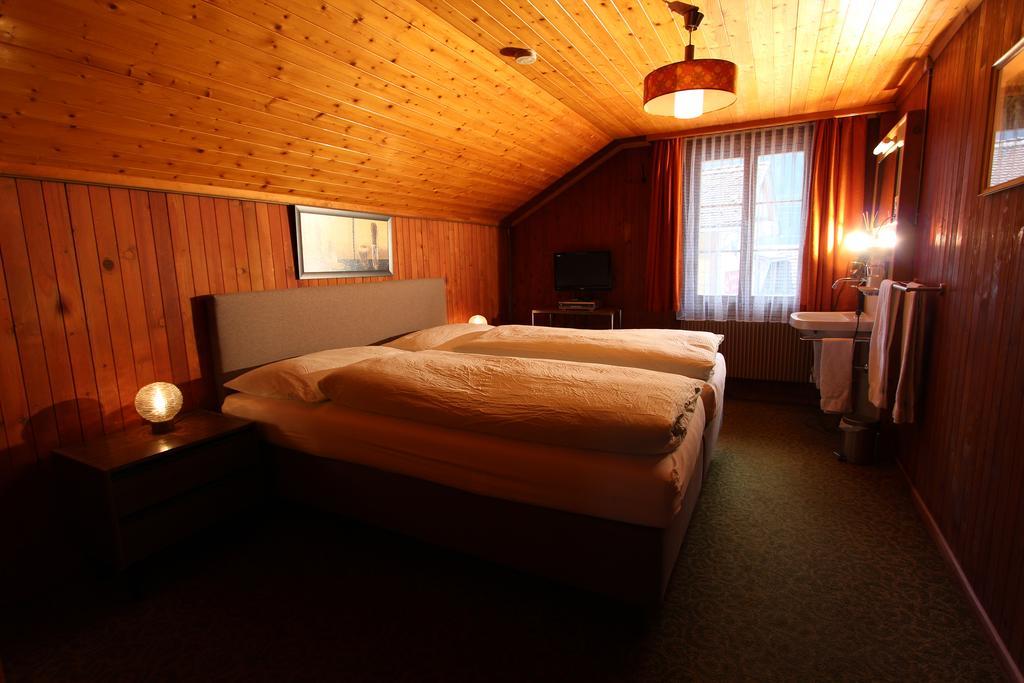 Hotel-Restaurant Alpina Innertkirchen Pokoj fotografie