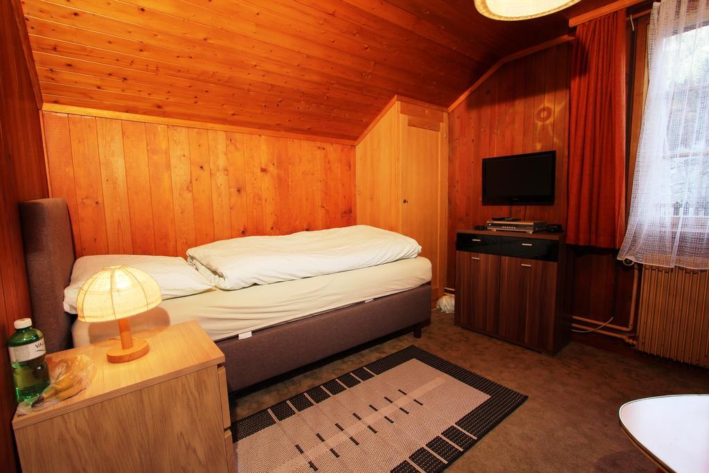 Hotel-Restaurant Alpina Innertkirchen Pokoj fotografie